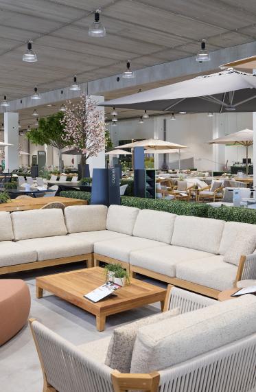 Groot assortiment tuinmeubelen in Exterioo showroom Namen