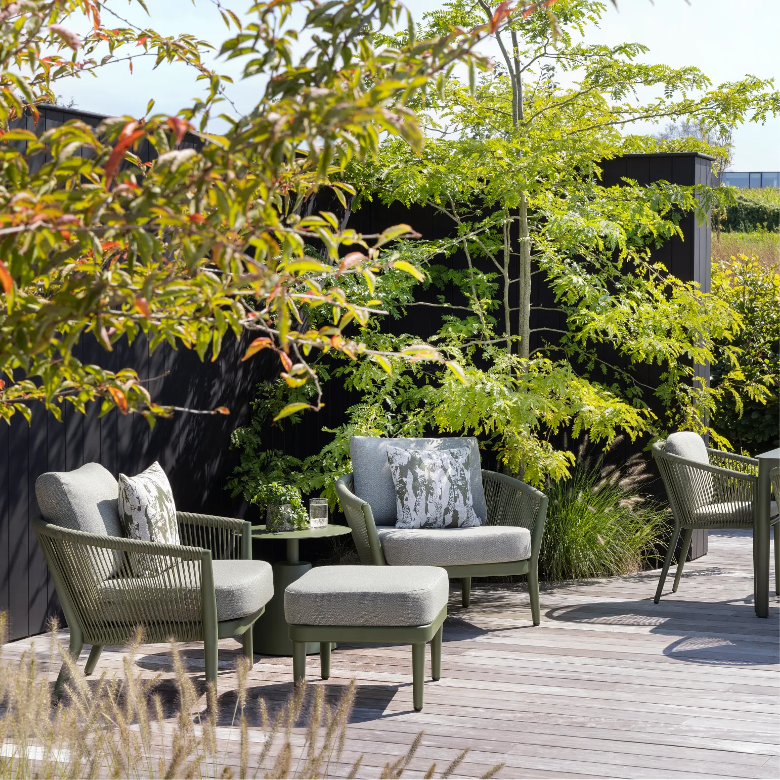 Ensemble de balcon vert en aluminium sur une terrasse