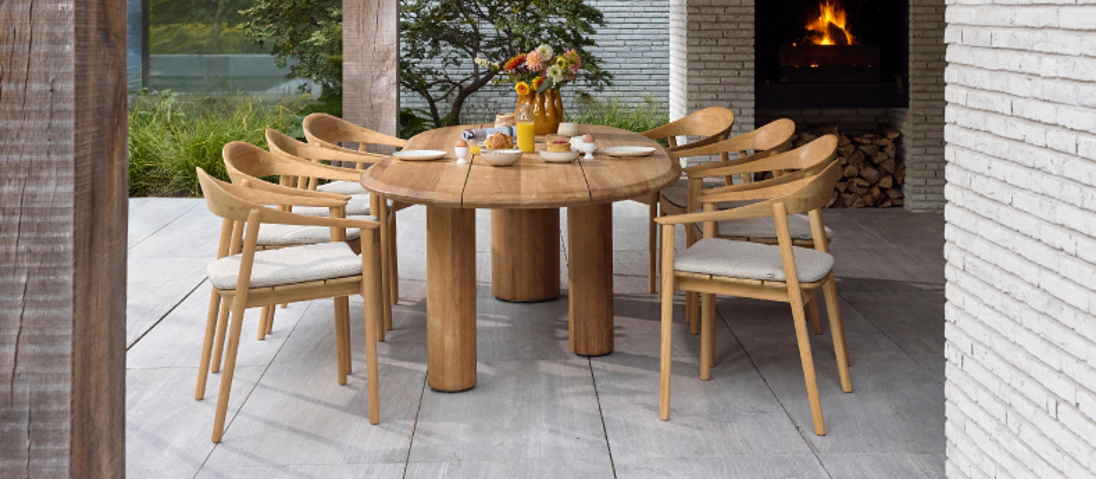 Une table de jardin ronde en teck avec 4 chaises de jardin par Exterioo meubles de jardin