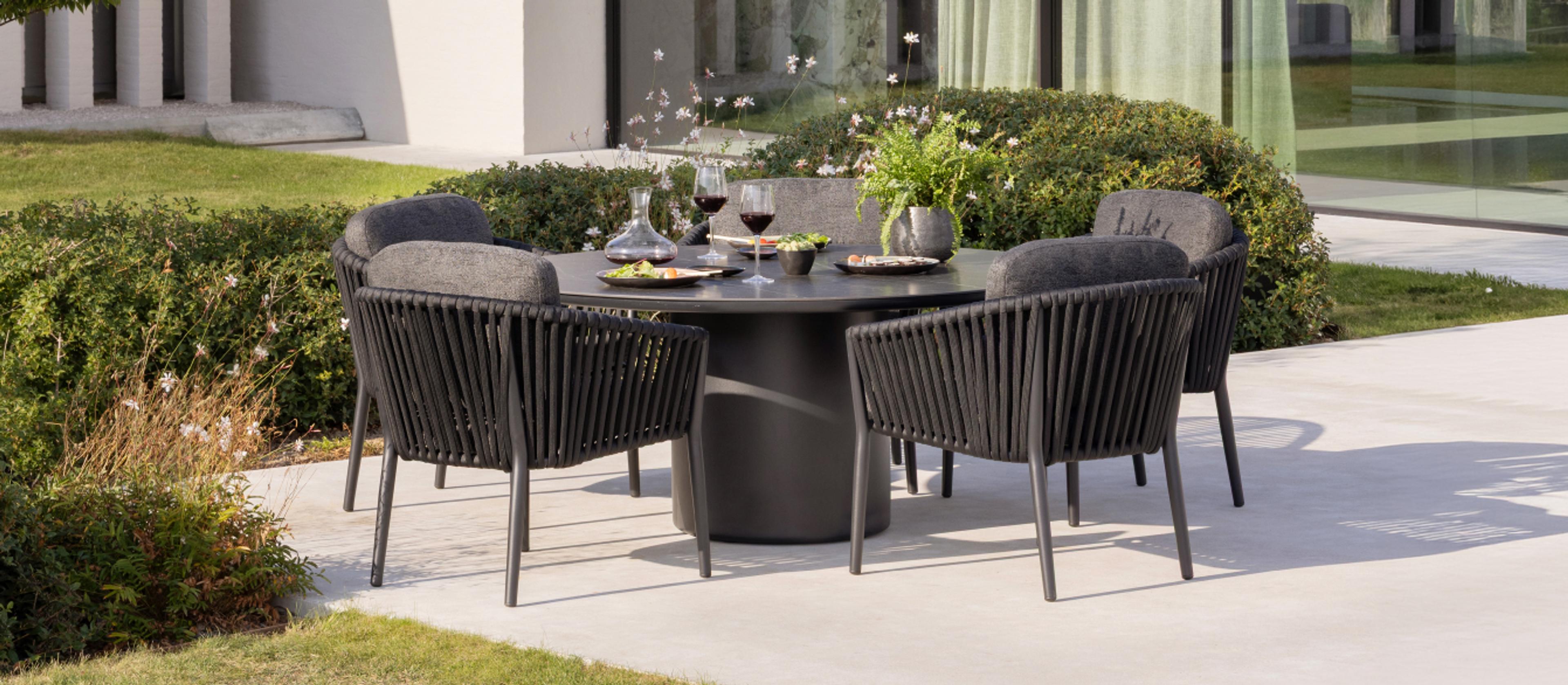 Terrasse ensoleillée avec une table en teck et des chaises de jardin Bristol à la carte par Exterioo meubles de jardin