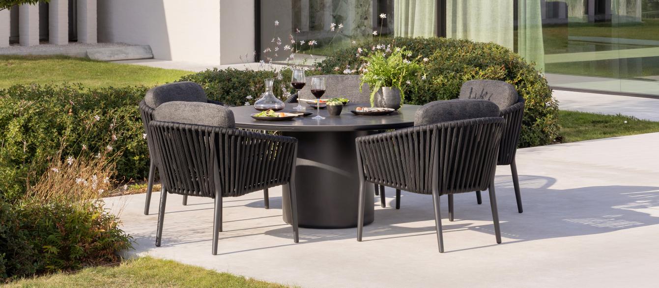 Terrasse ensoleillée avec une table en teck et des chaises de jardin Bristol à la carte par Exterioo meubles de jardin