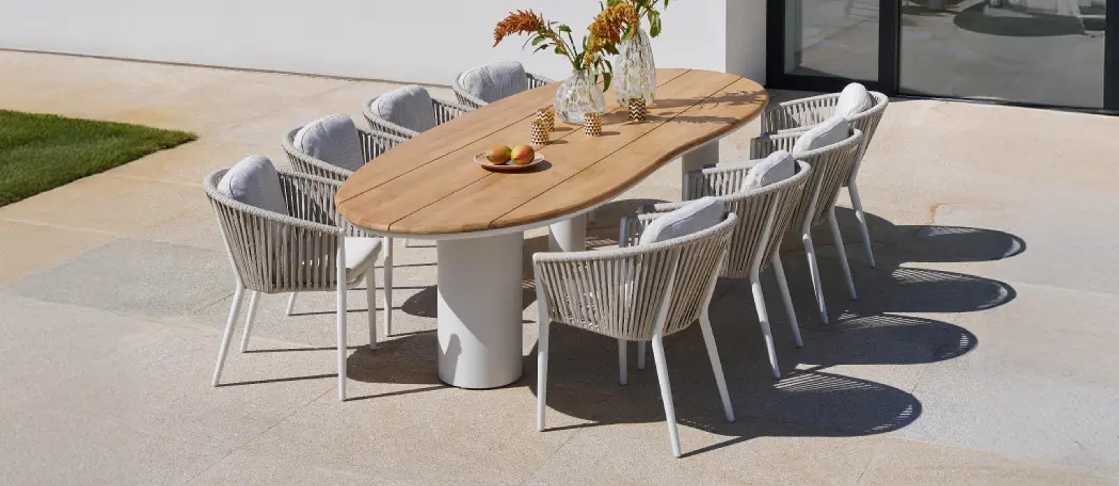 Zonnig terras met een tuintafel uit teak en tuinstoelen van Bristol à la carte door Exterioo tuinmeubelen