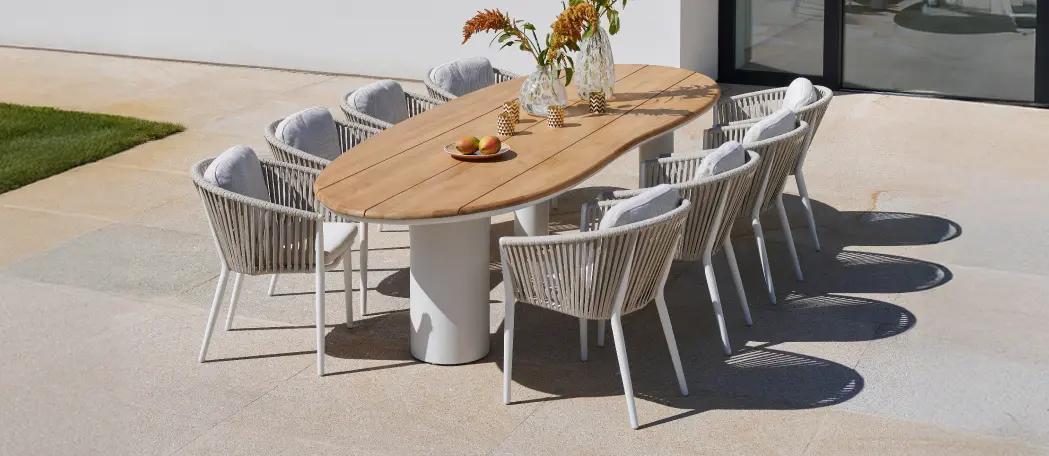 Zonnig terras met een tuintafel uit teak en tuinstoelen van Bristol à la carte door Exterioo tuinmeubelen