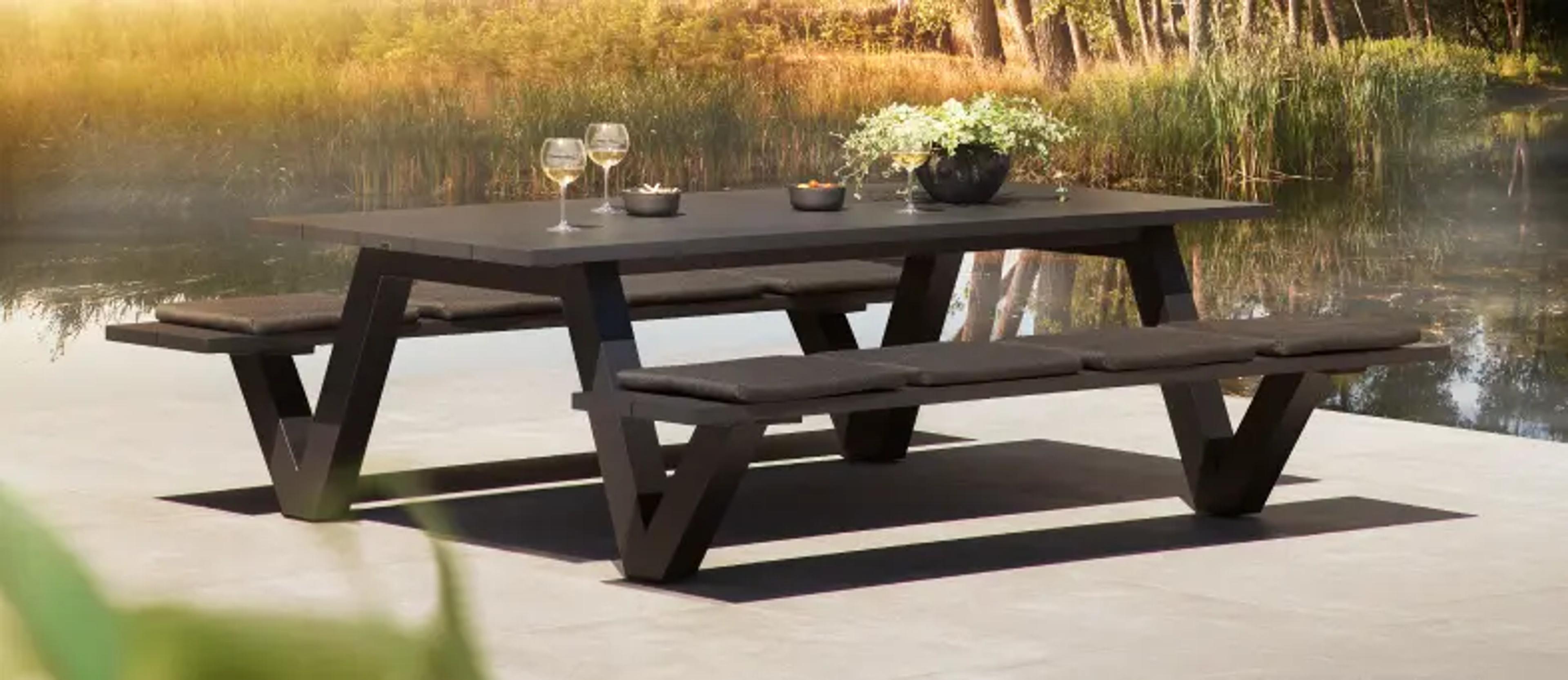 Zomers terras met zwarte picknicktafel van Bristol à la carte door Exterioo tuinmeubelen