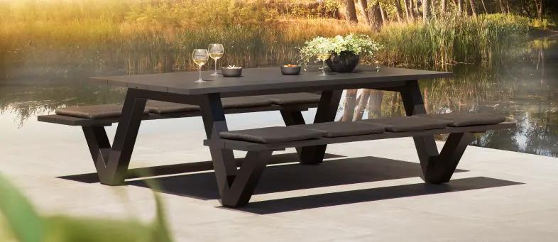 Zomers terras met zwarte picknicktafel van Bristol à la carte door Exterioo tuinmeubelen