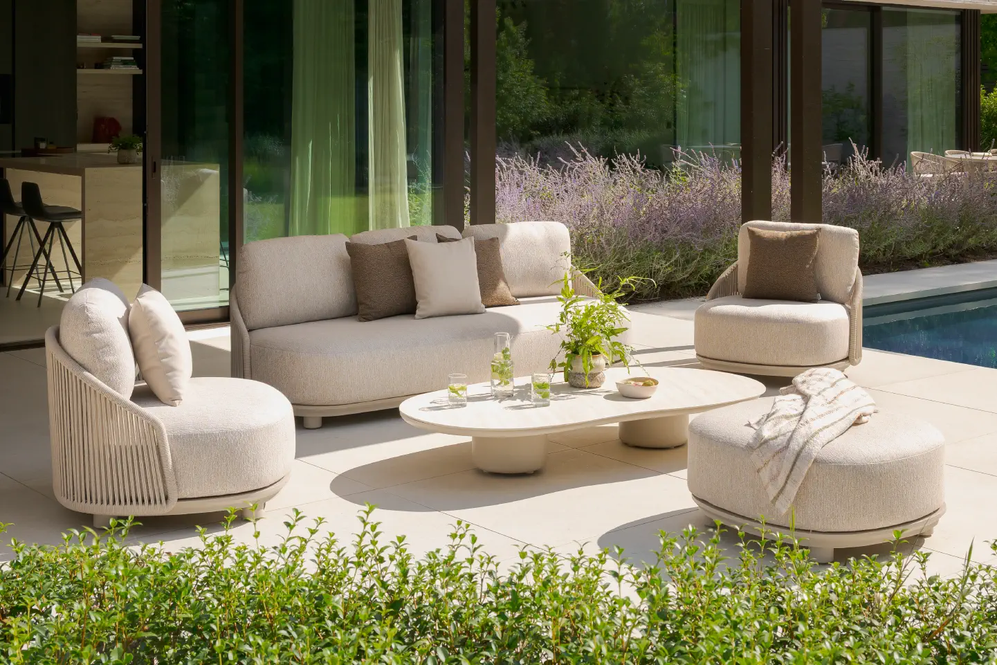 Vadelo loungeset in zomerse setting