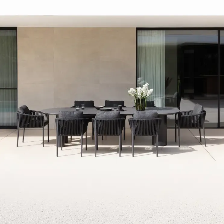 Zomer terras met tuintafel van Bristol à la carte door Exterioo tuinmeubelen