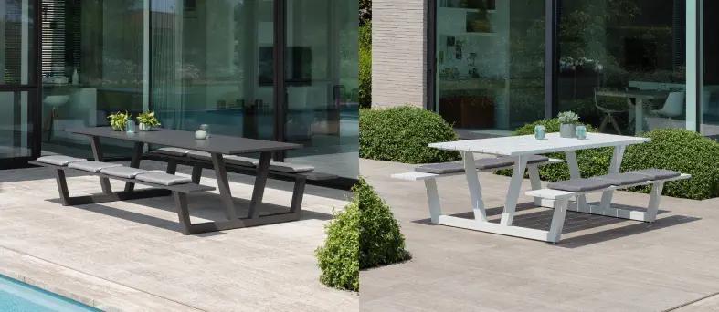 2 foto's van een Zonnig terras met een Felino picknicktafel in zwart en in het wit van Essentials by Bristol door Exterioo tuinmeubelen