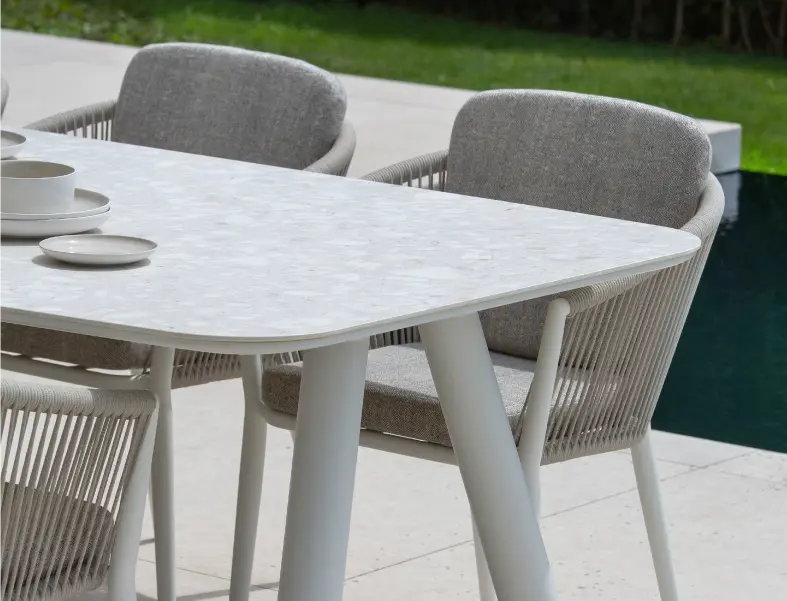 Detailfoto van keramische tafel van Bristol à la carte door Exterioo tuinmeubelen
