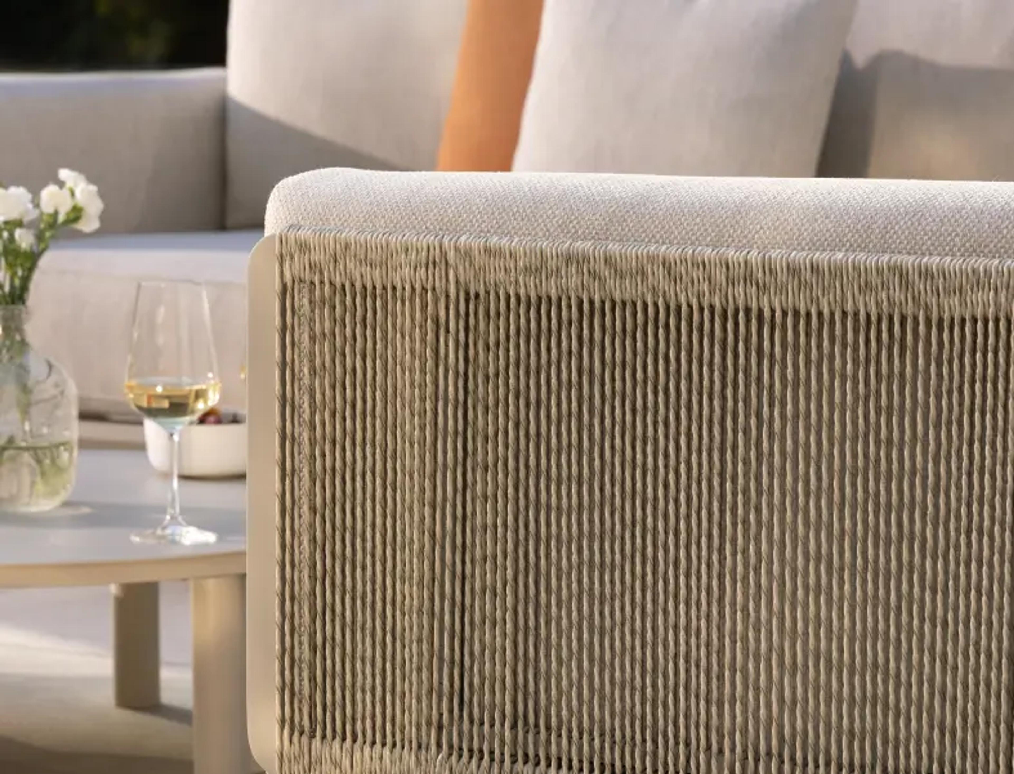 Zomers terras met een detail van een lounge in wicker van Bristol à la carte door Exterioo tuinmeubelen