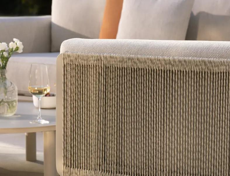 Zomers terras met een detail van een lounge in wicker van Bristol à la carte door Exterioo tuinmeubelen