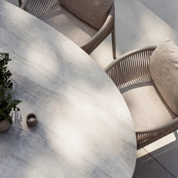 Detailfoto van volkeramisch tafelblad taj mahal en organo tuinstoelen van Exterioo tuinmeubelen