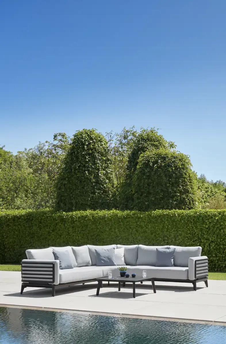 Crazy Deals bij Exterioo, tot 80% korting* op een selectie tuinmeubelen.