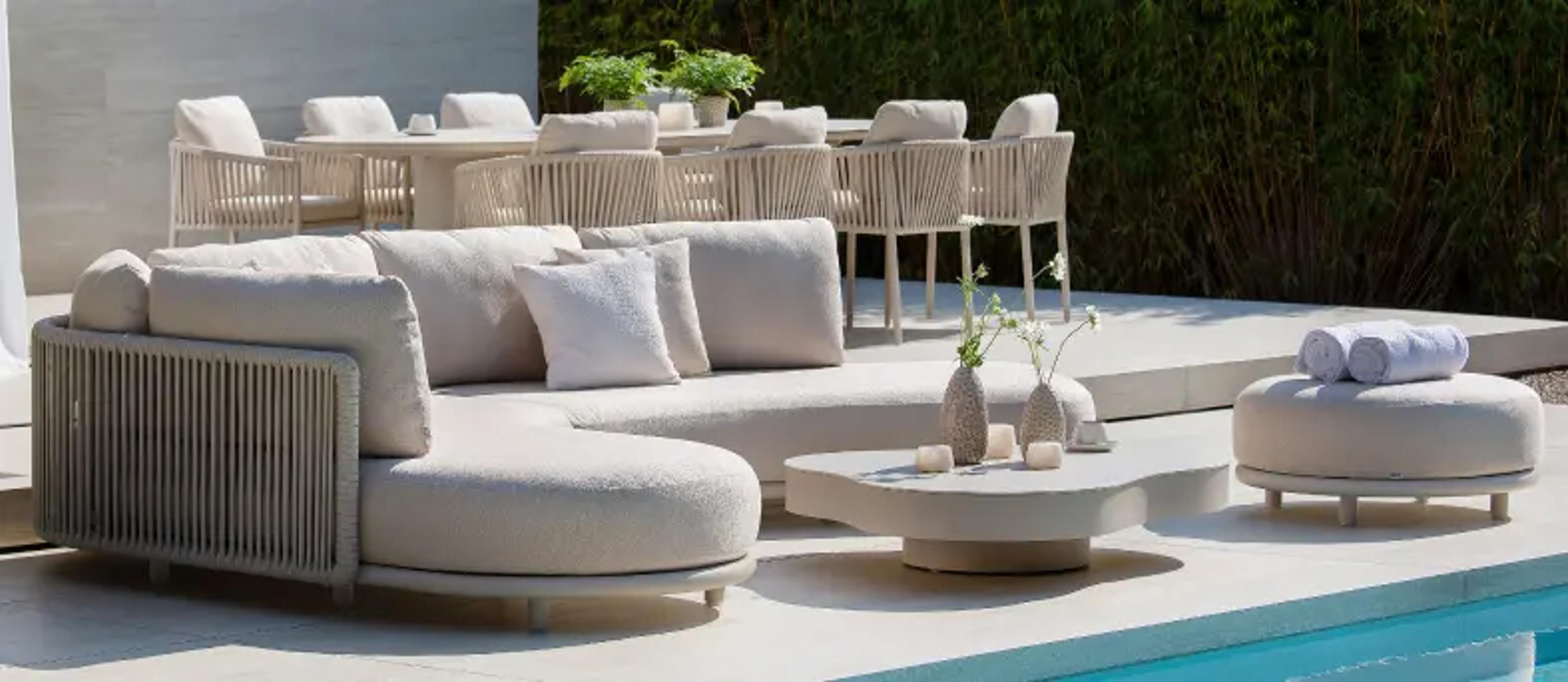 Zomers terras met Lomano loungeset en Amico tuintafelset van Bristol à la carte door Exterioo tuinmeubelen