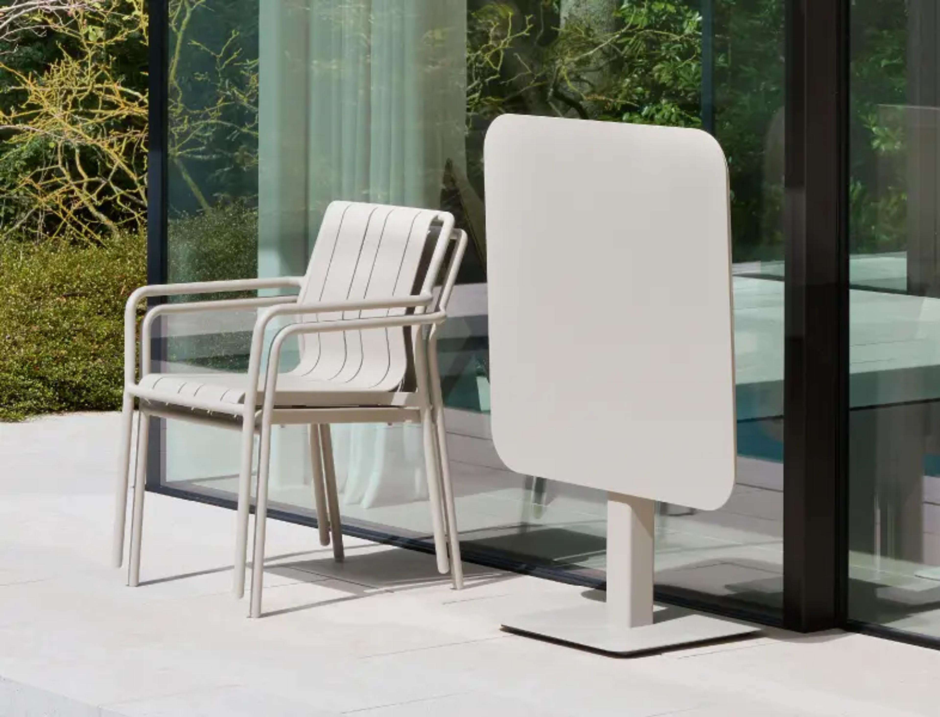 Een beige kantelbare tuintafel van Bristol à la carte door Exterioo tuinmeubelen