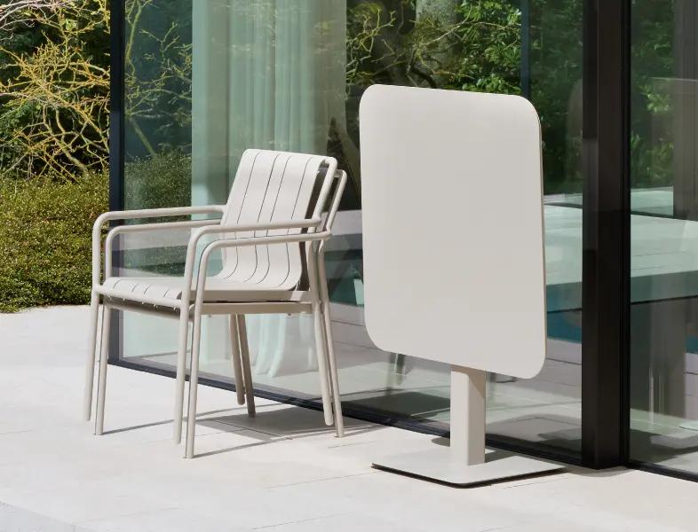 Een beige kantelbare tuintafel van Bristol à la carte door Exterioo tuinmeubelen