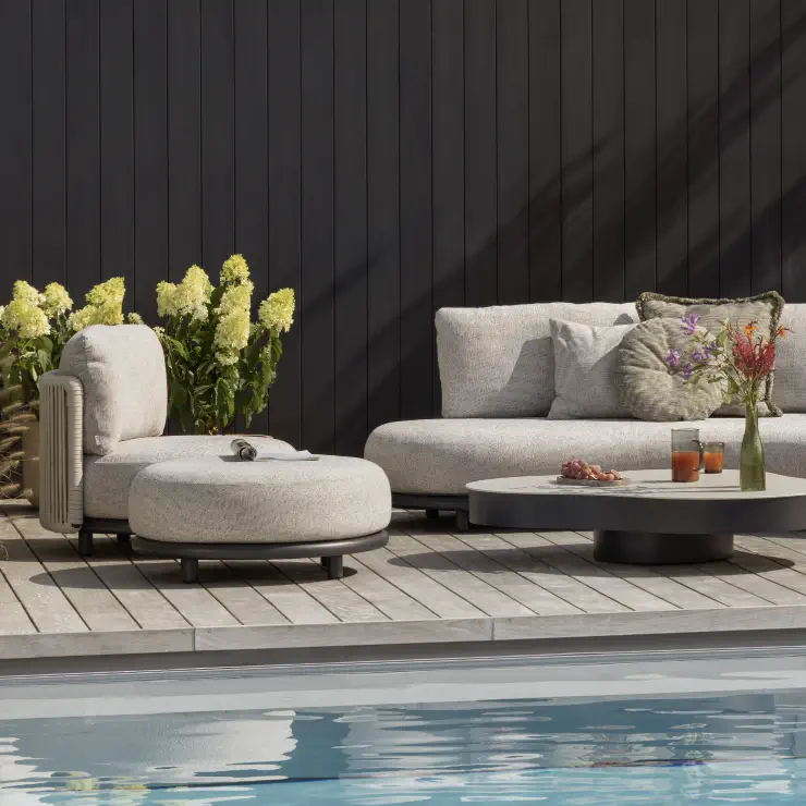 Grijze loungestoel met loungetafel van Exterioo tuinmeubelen op een zonnig terras