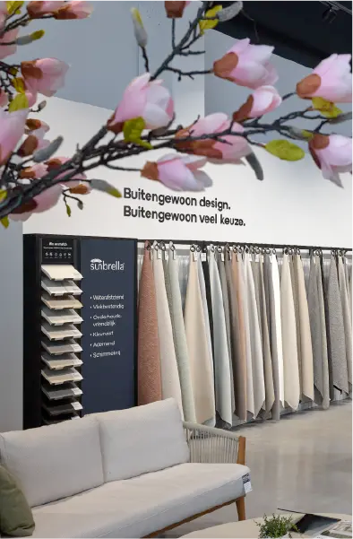 Large assortiment avec mur de tissus du showroom Exterioo Asse