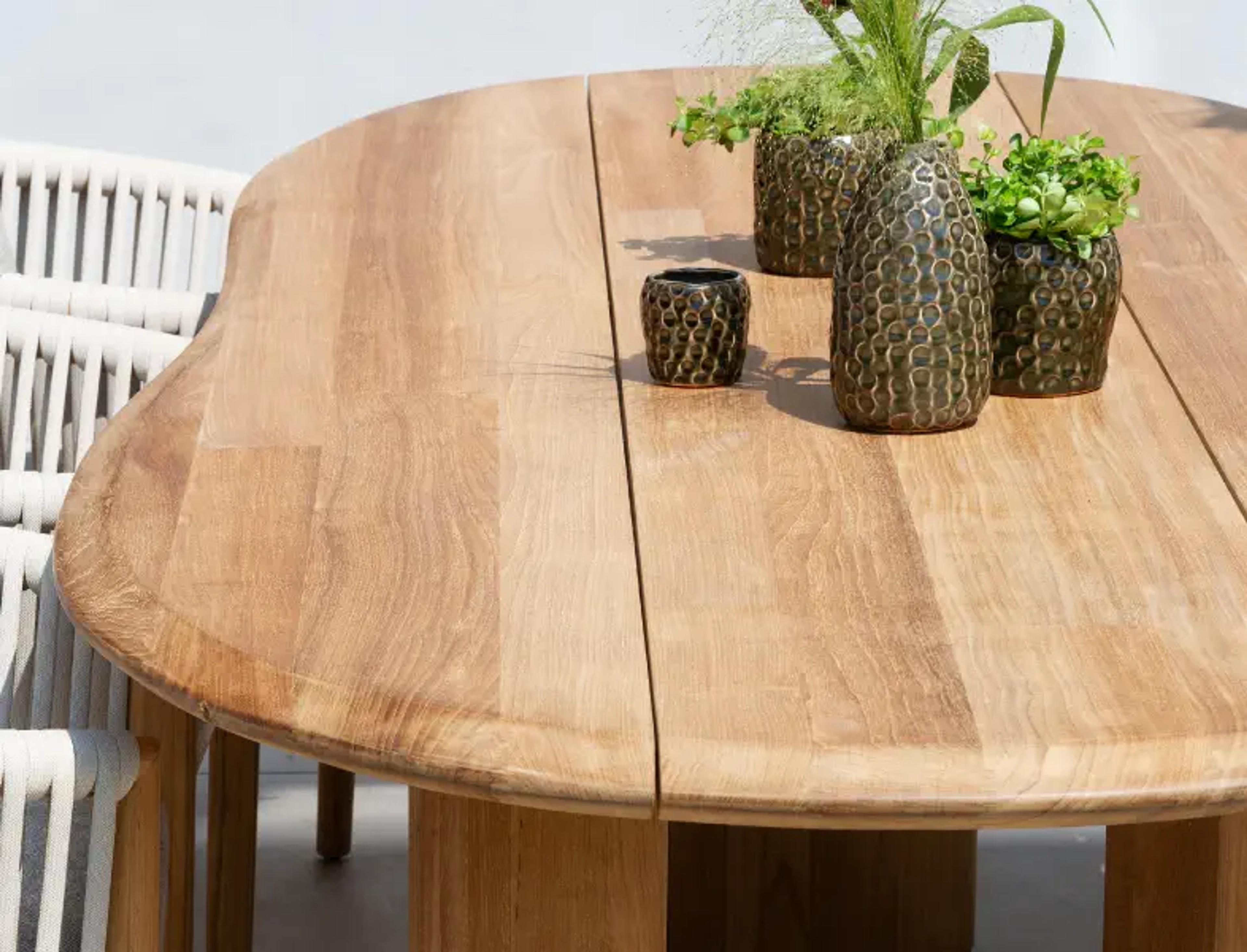 Detailfoto van een tuintafel uit teak van Bristol à la carte door Exterioo tuinmeubelen