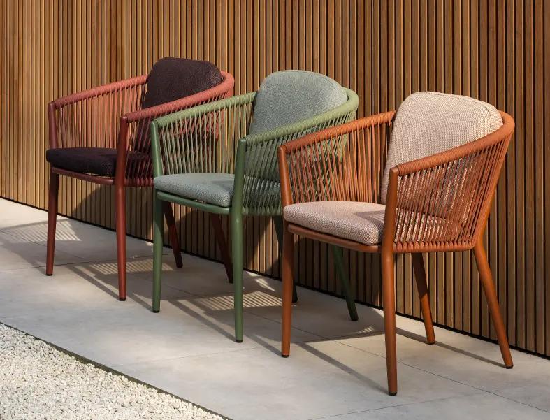 Drie wicker tuinstoelen in Ruby, Green, en Rust kleuren van Bristol à la carte door Exterioo tuinmeubelen