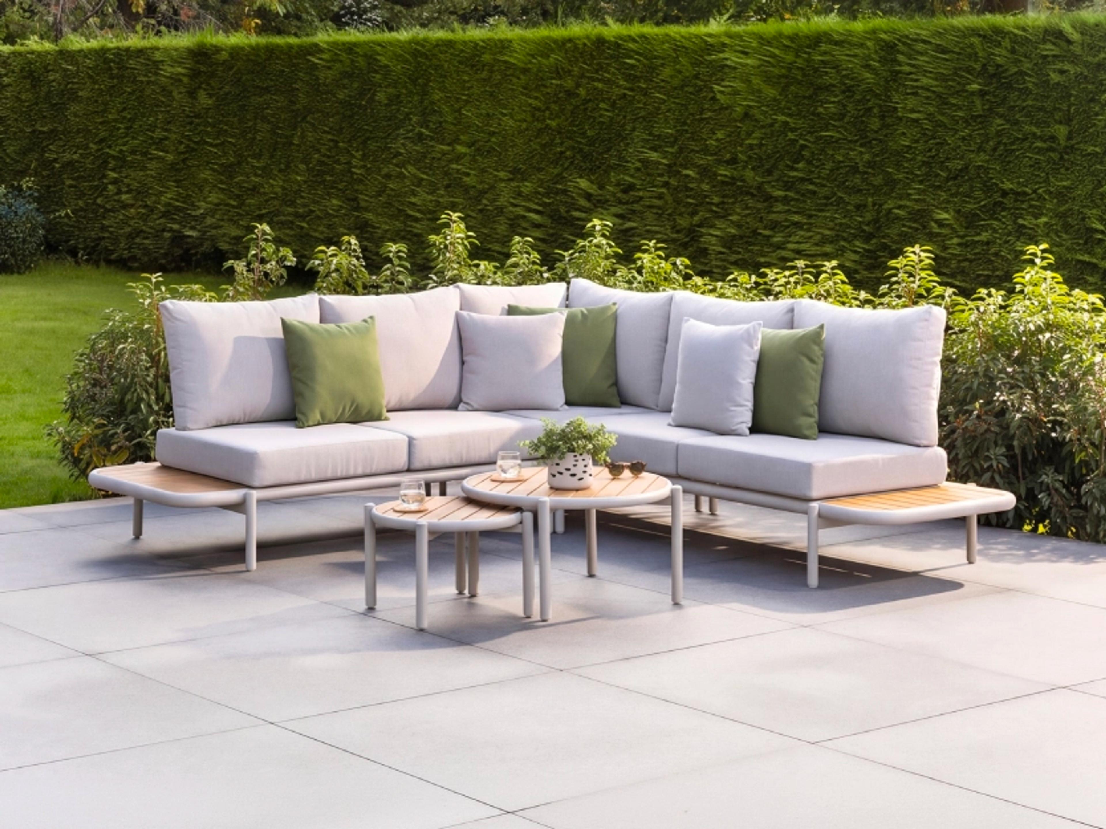 Zomers terras met beige lounge en Polywood van Vinci Basics door Exterioo tuinmeubelen