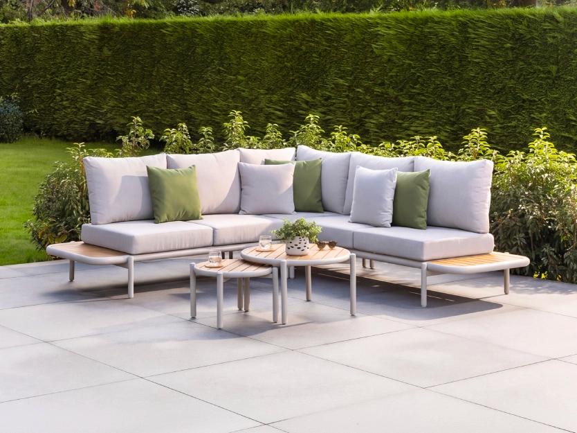 Zomers terras met beige lounge en Polywood van Vinci Basics door Exterioo tuinmeubelen