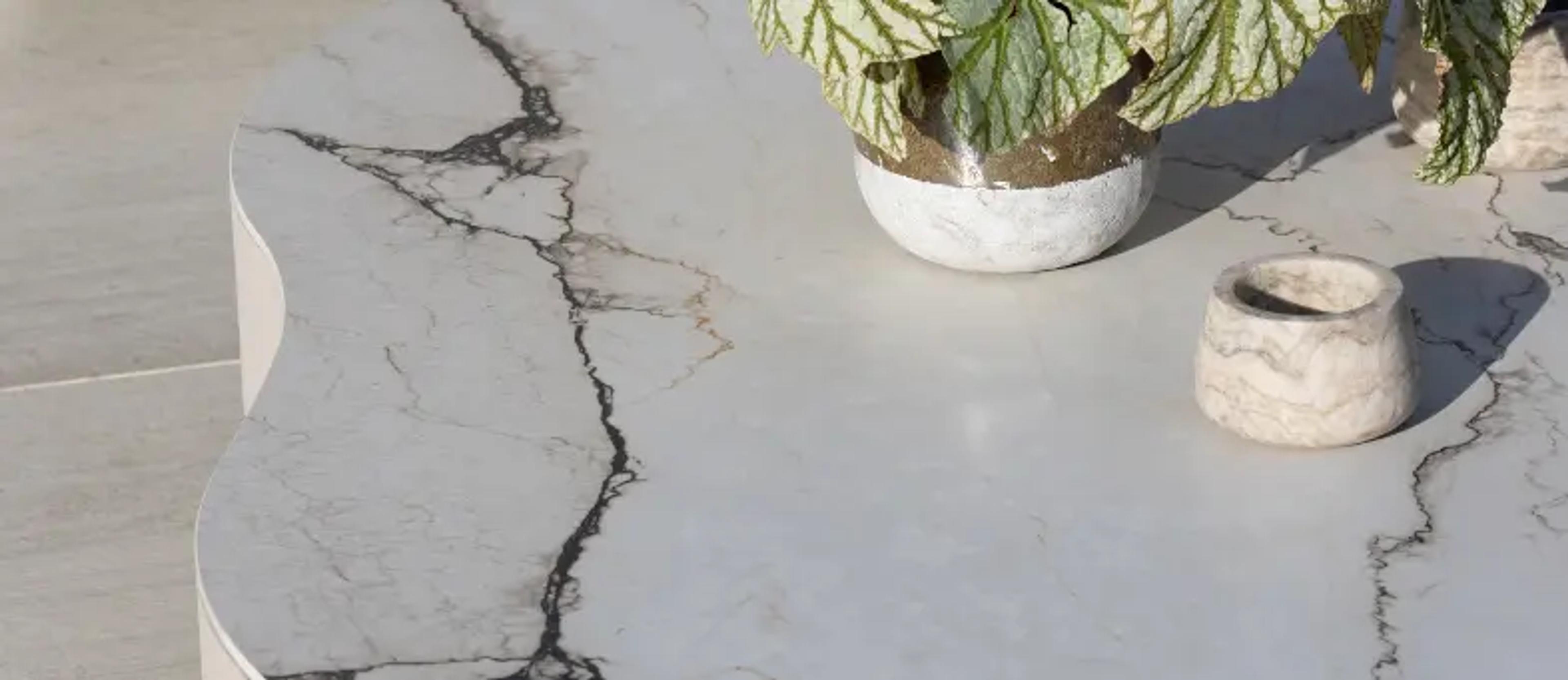 Detailfoto van keramisch tafelblad van Bristol à la carte door Exterioo tuinmeubelen