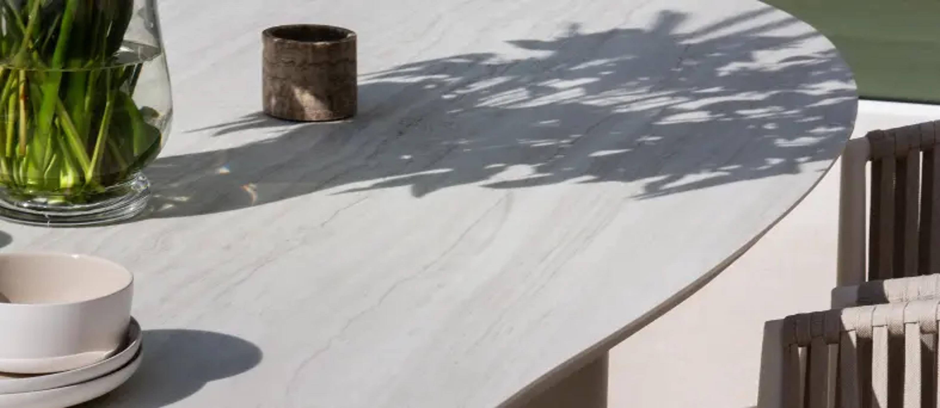 Detailfoto van keramische tafel van Bristol à la carte door Exterioo tuinmeubelen