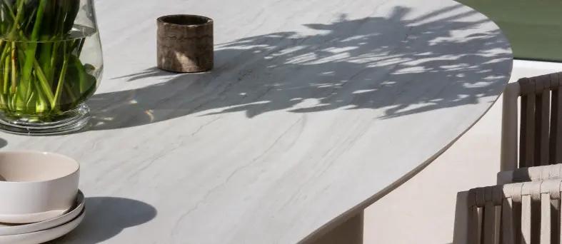 Detailfoto van keramische tafel van Bristol à la carte door Exterioo tuinmeubelen