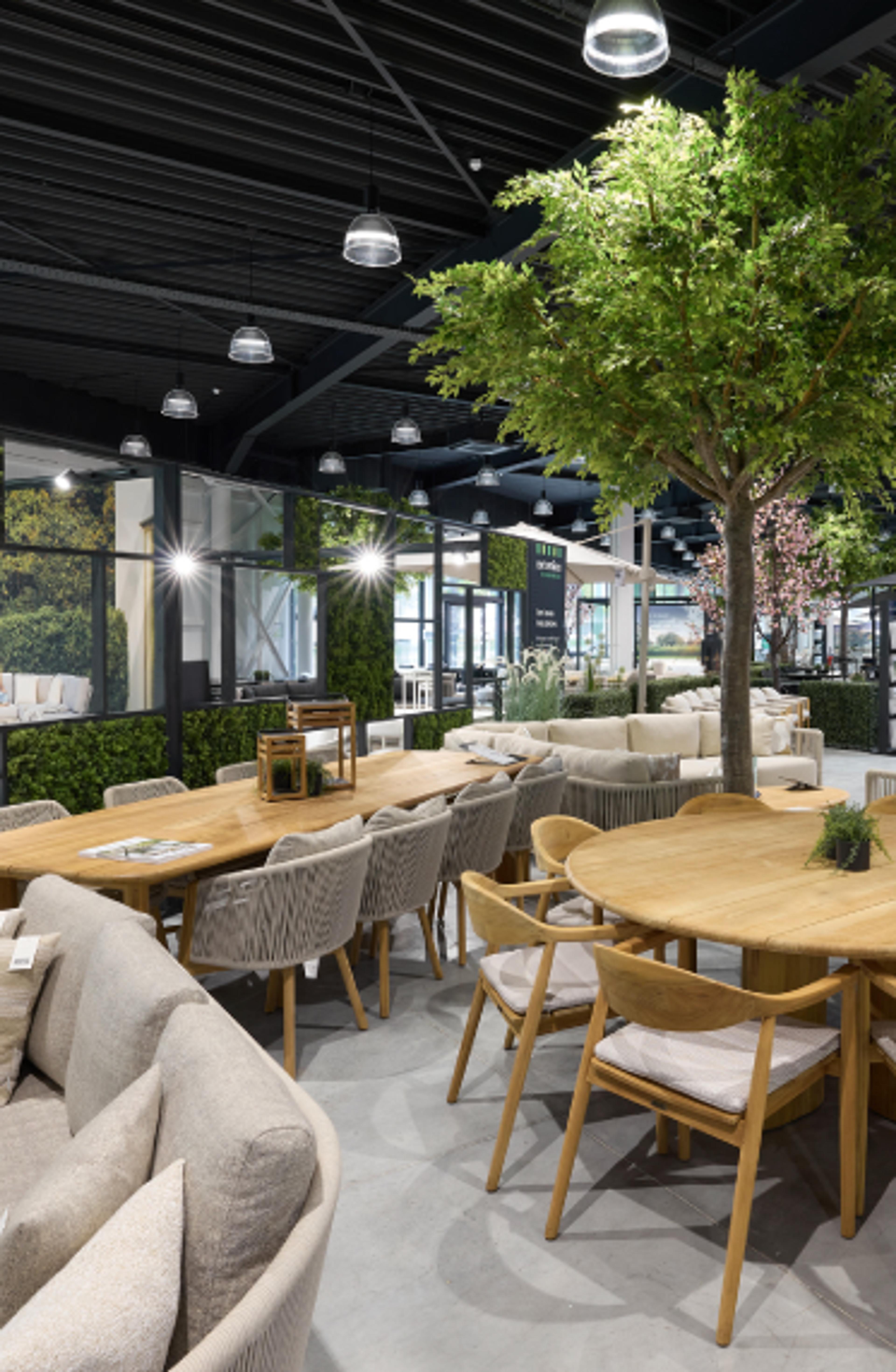 Groot assortiment tuinmeubelen in Exterioo showroom Lommel