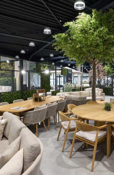 Groot assortiment tuinmeubelen in Exterioo showroom Lommel