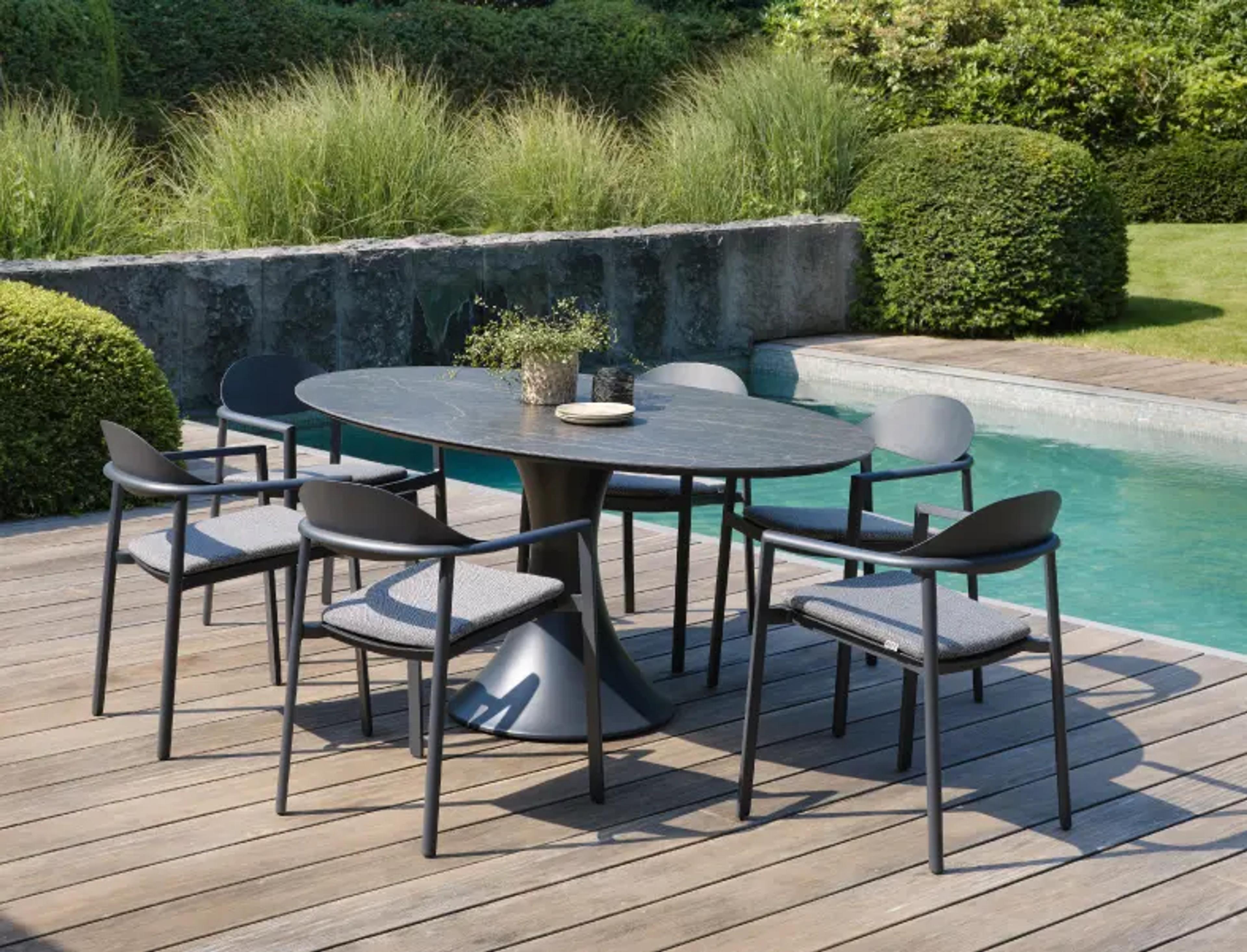 Terrasse estivale avec ensemble de table de jardin Fano de Bristol à la carte par Exterioo mobilier de jardin.