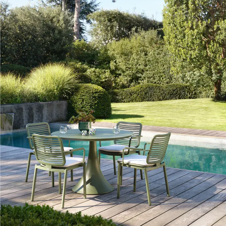 Zomers terras met tuinset van Bristol à la carte door Exterioo tuinmeubelen