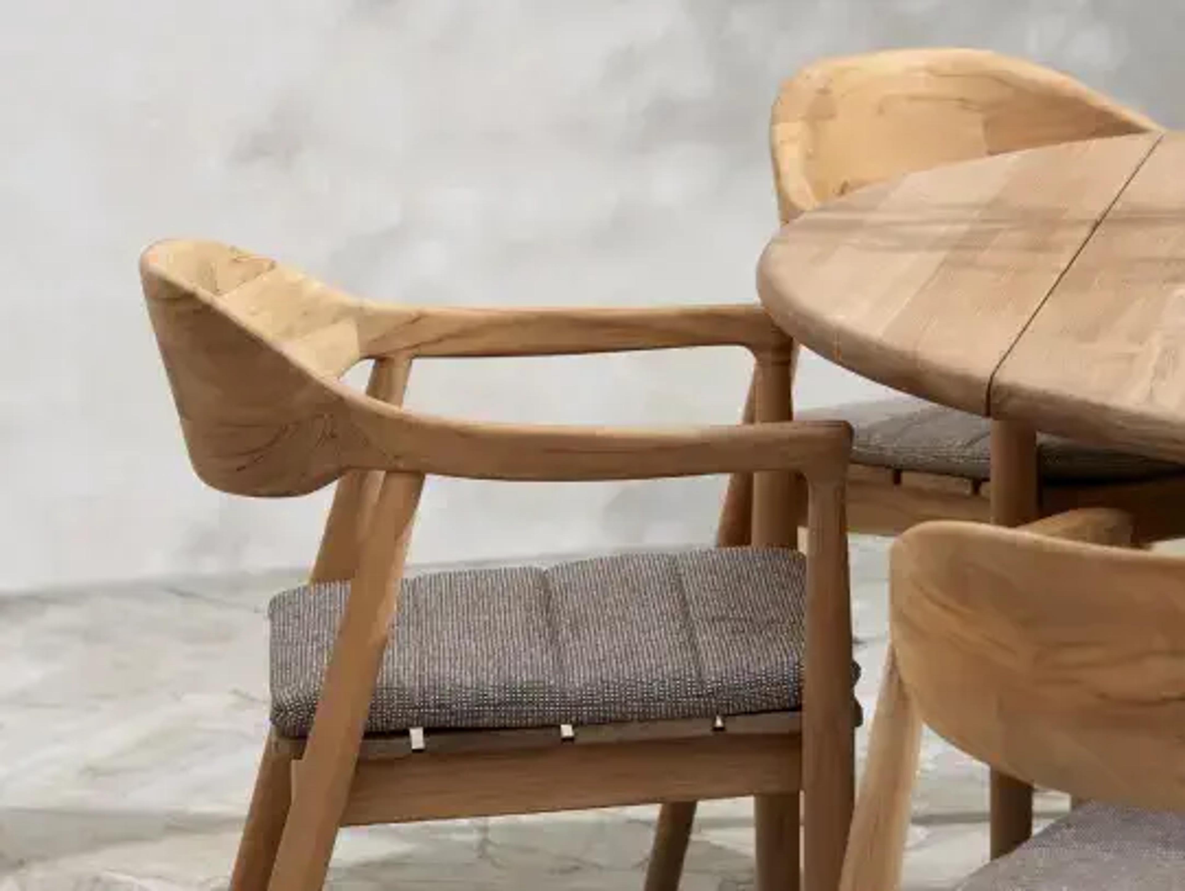 Detailfoto van een tuinstoel uit teak van Bristol à la carte door Exterioo tuinmeubelen