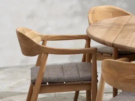 Detailfoto van een tuinstoel uit teak van Bristol à la carte door Exterioo tuinmeubelen