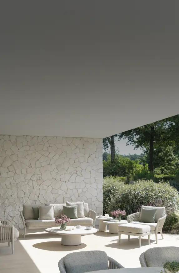De Donato lounge- en tuintafelset van Exterioon tuinmeubelen in een groene omgeving