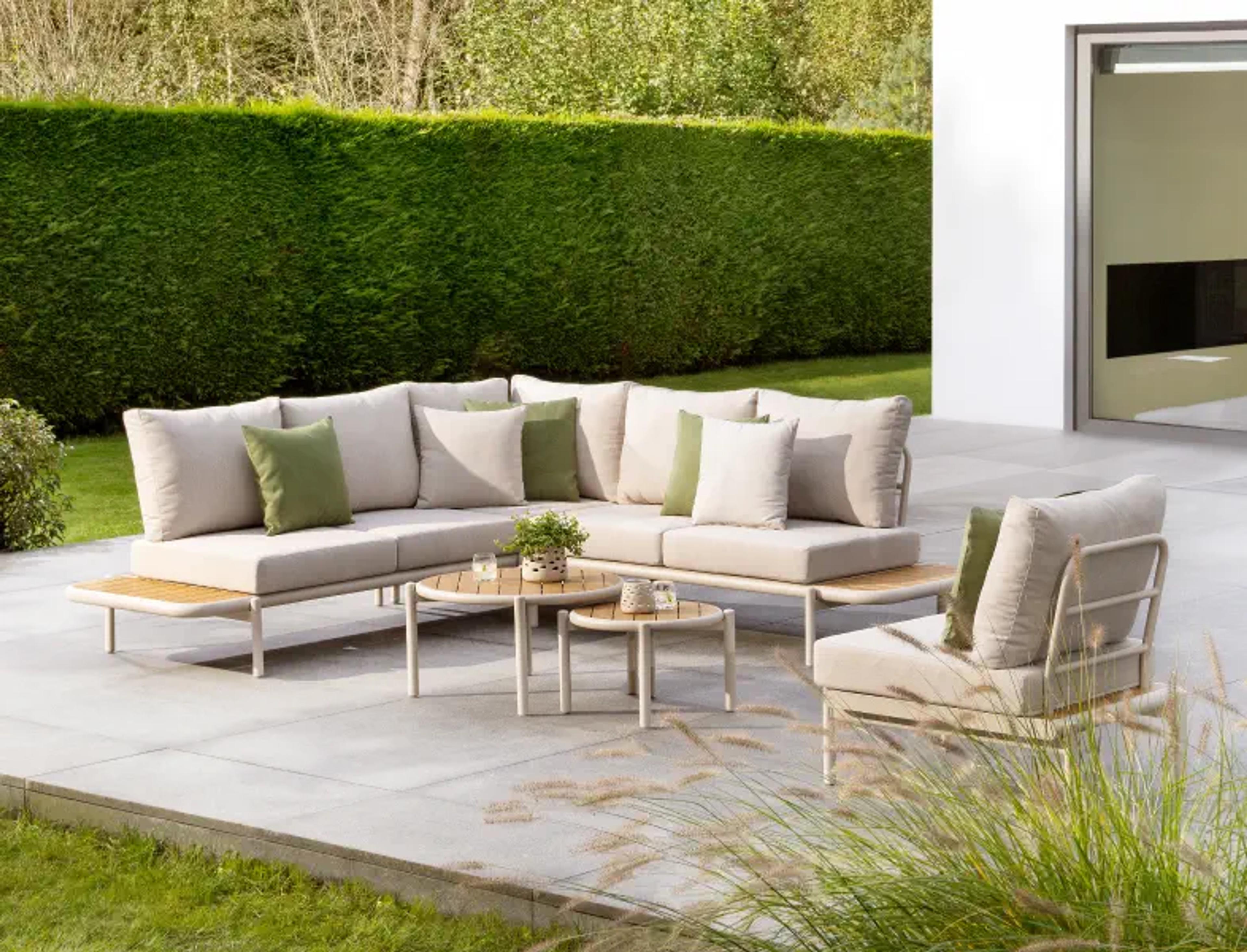 Zomers terras met loungeset van Bristol à la carte door Exterioo tuinmeubelen