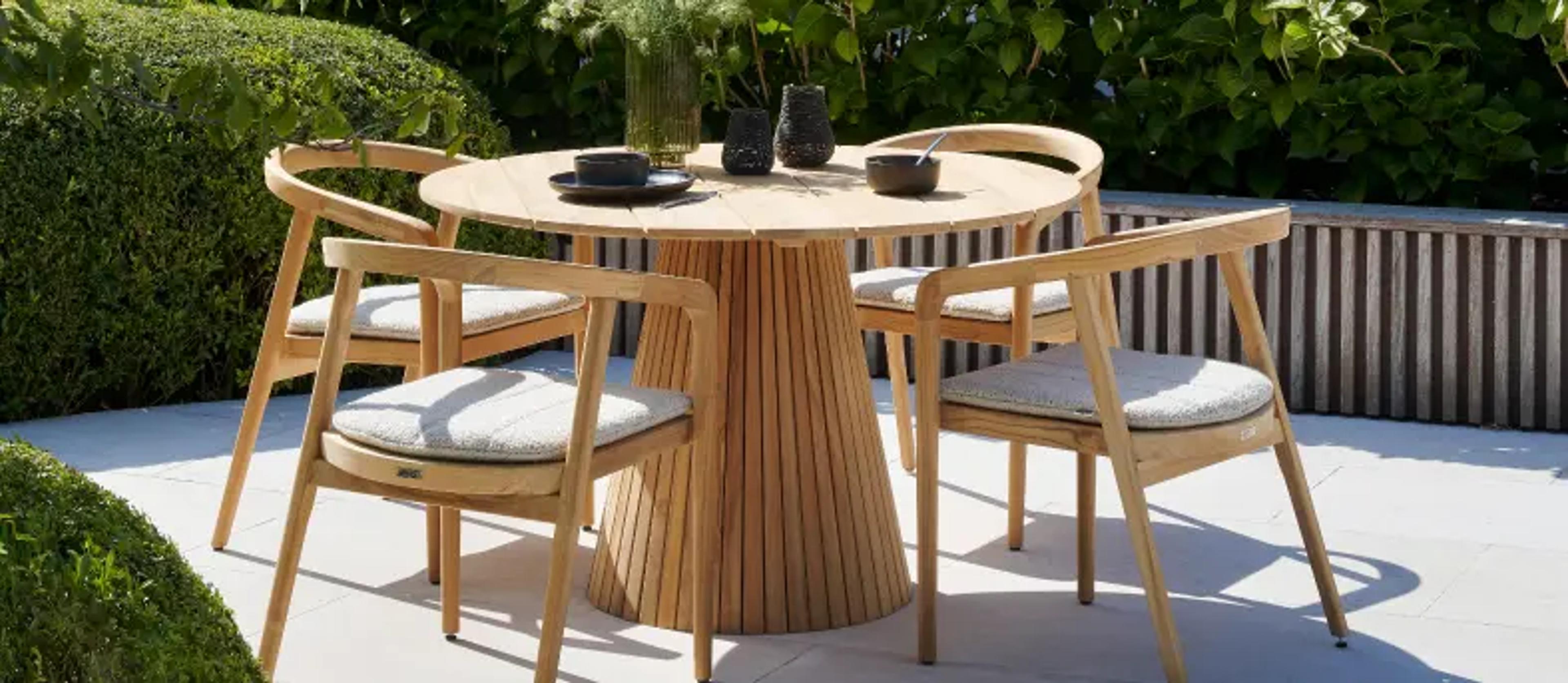 een ronde teak tuintafel met 4 tuinstoelen van exterioo tuinmeubelen 
