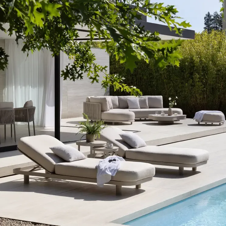 Zomers terras met twee ligbedden met Sunbrella Luxe kussens van Bristol à la carte door Exterioo tuinmeubelen