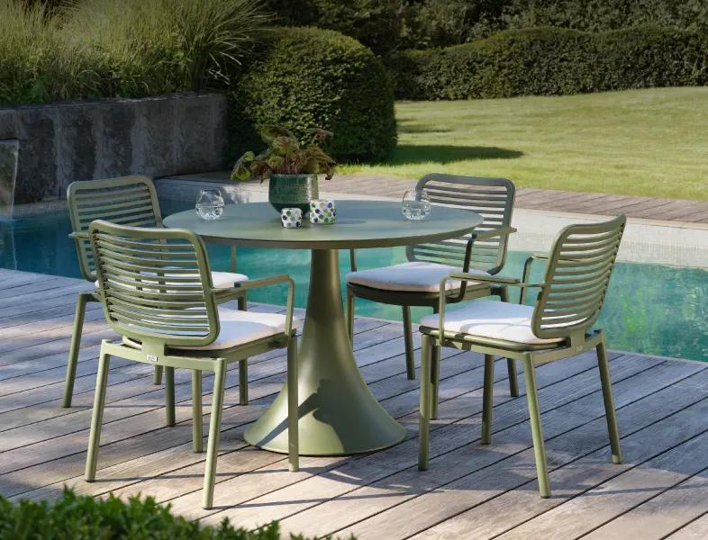 Zomers terras met Fano tuintafelset in het groen aluminium van Bristol à la carte door Exterioo tuinmeubelen