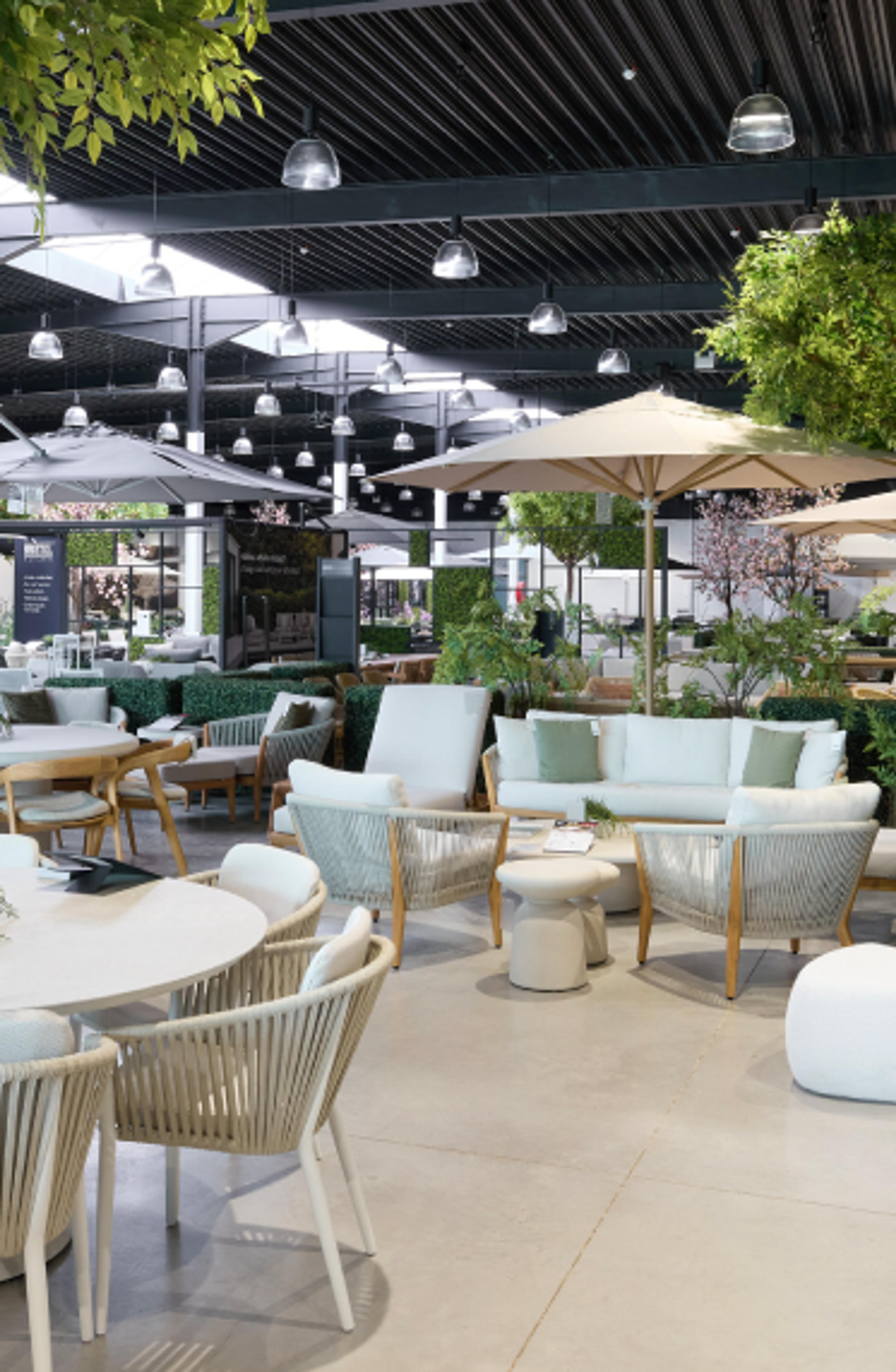 Groot assortiment tuinmeubelen in Exterioo showroom Oostende