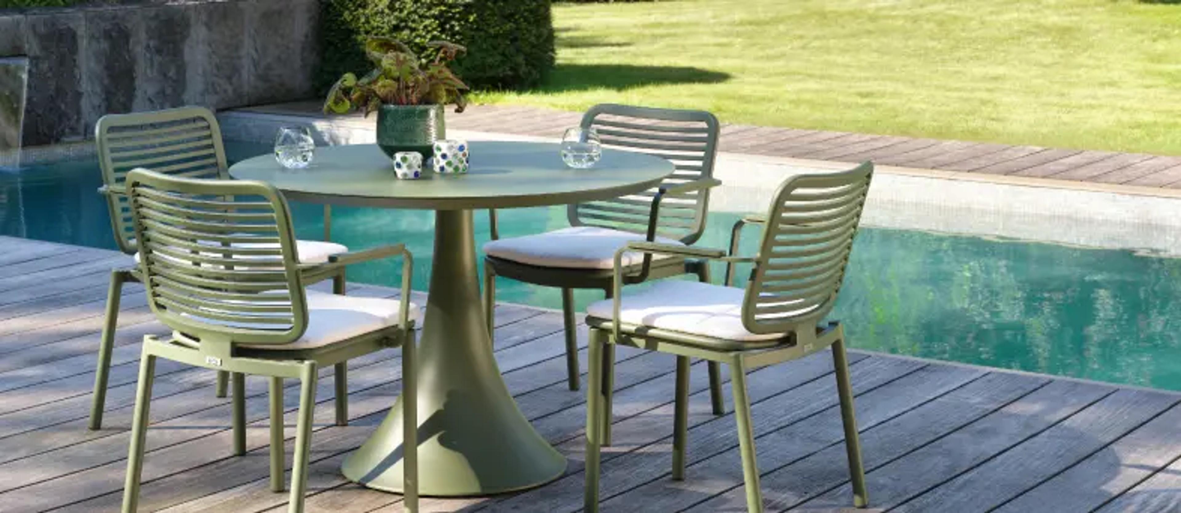 Zomers terras met tuintafelset van Bristol à la carte door Exterioo tuinmeubelen