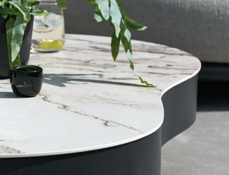 Zomers terras met loungetafel van Birstol à la carte door Exterioo tuinmeubelen