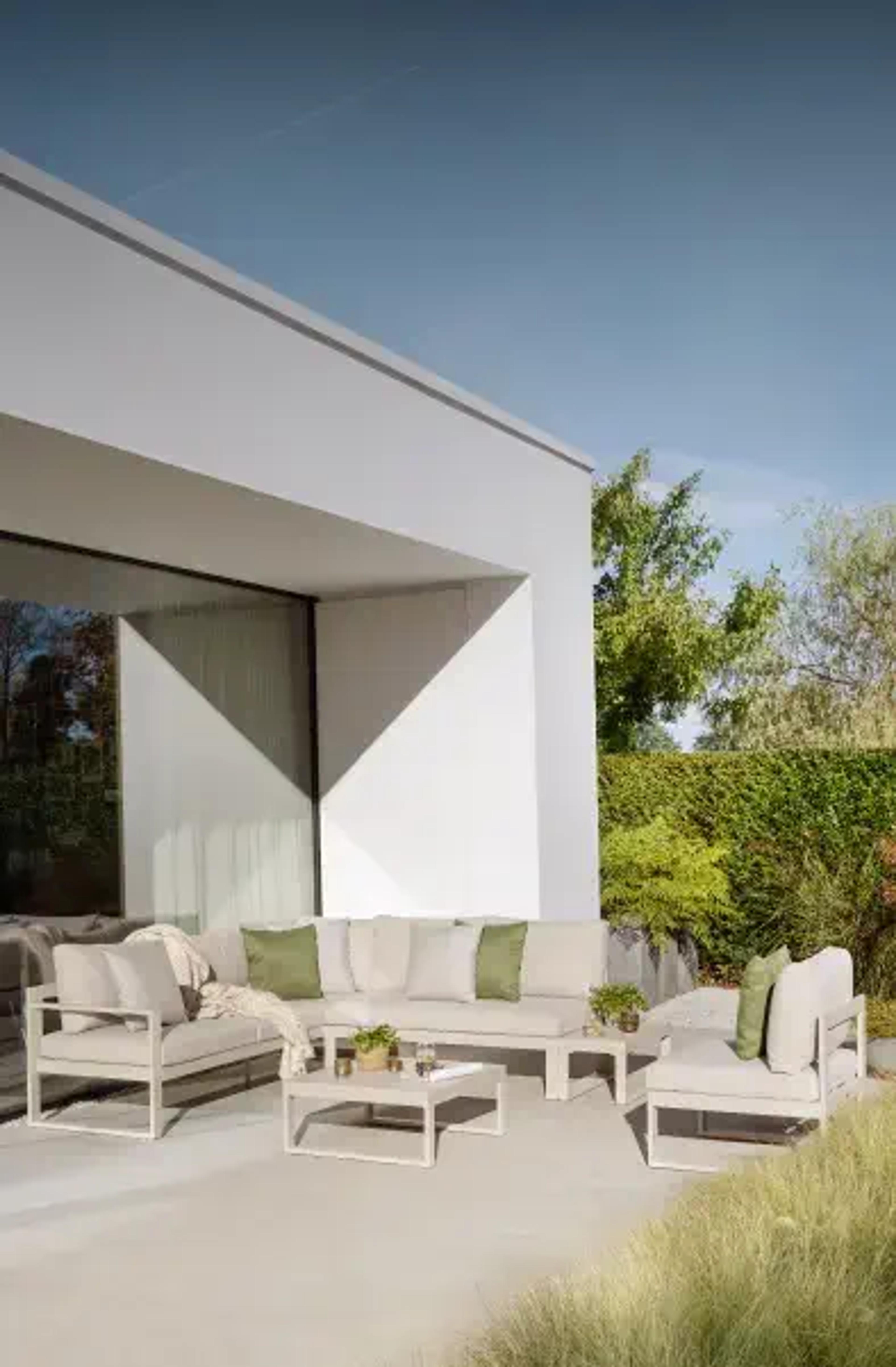 Beige loungeset met comfortabele kussens van Exterioo tuinmeubelen