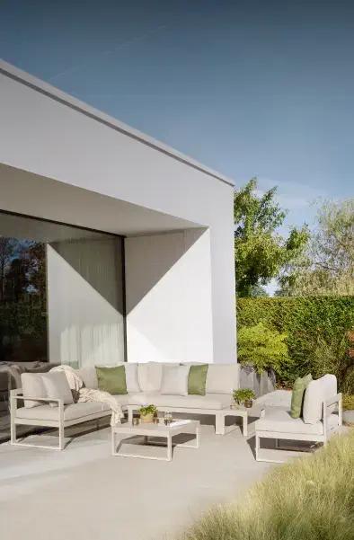 Beige loungeset met comfortabele kussens van Exterioo tuinmeubelen
