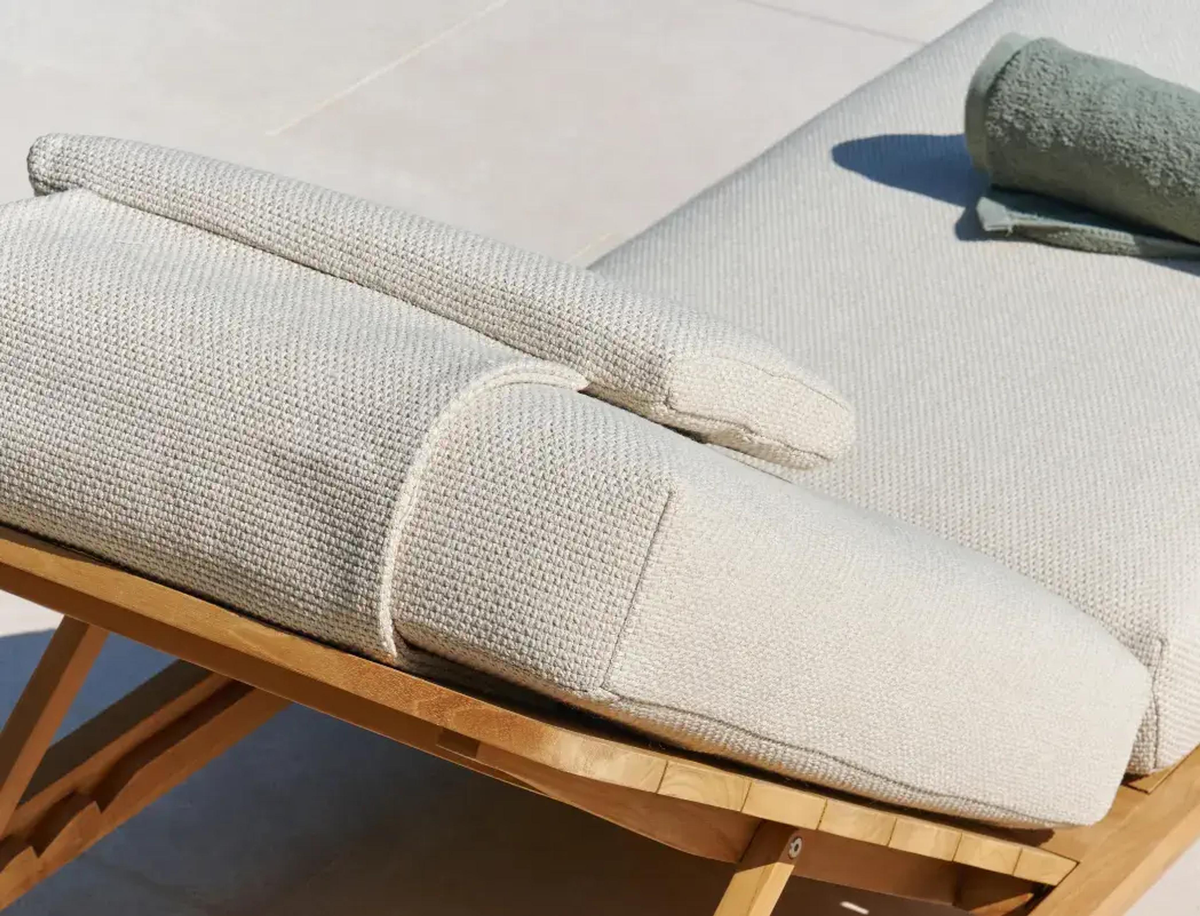 Zomers terras met detailfoto ligstoel uit teak van Bristol à la carte door Exterioo tuinmeubelen