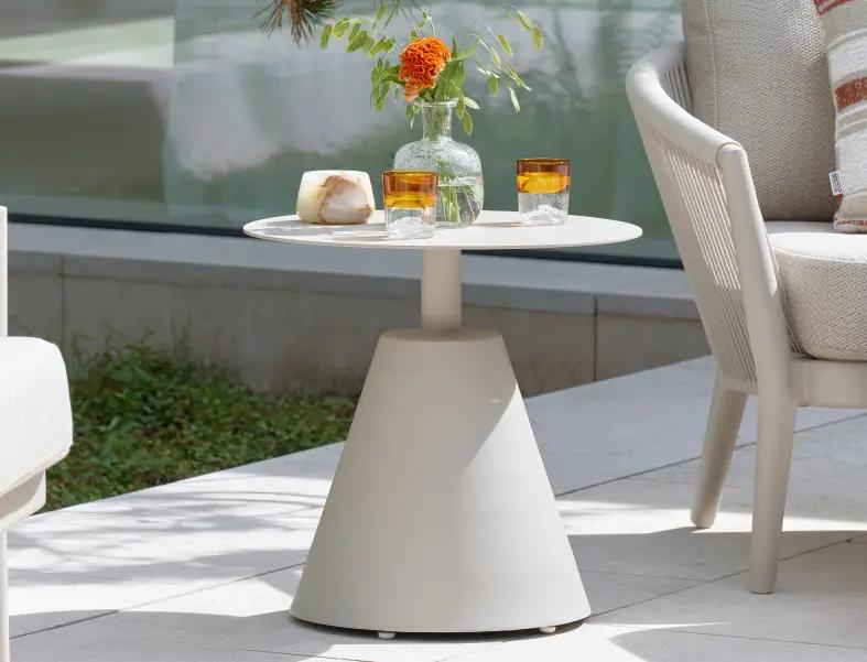 Zomers terras met bijzettafel van Bristol à la carte door Exterioo tuinmeubelen