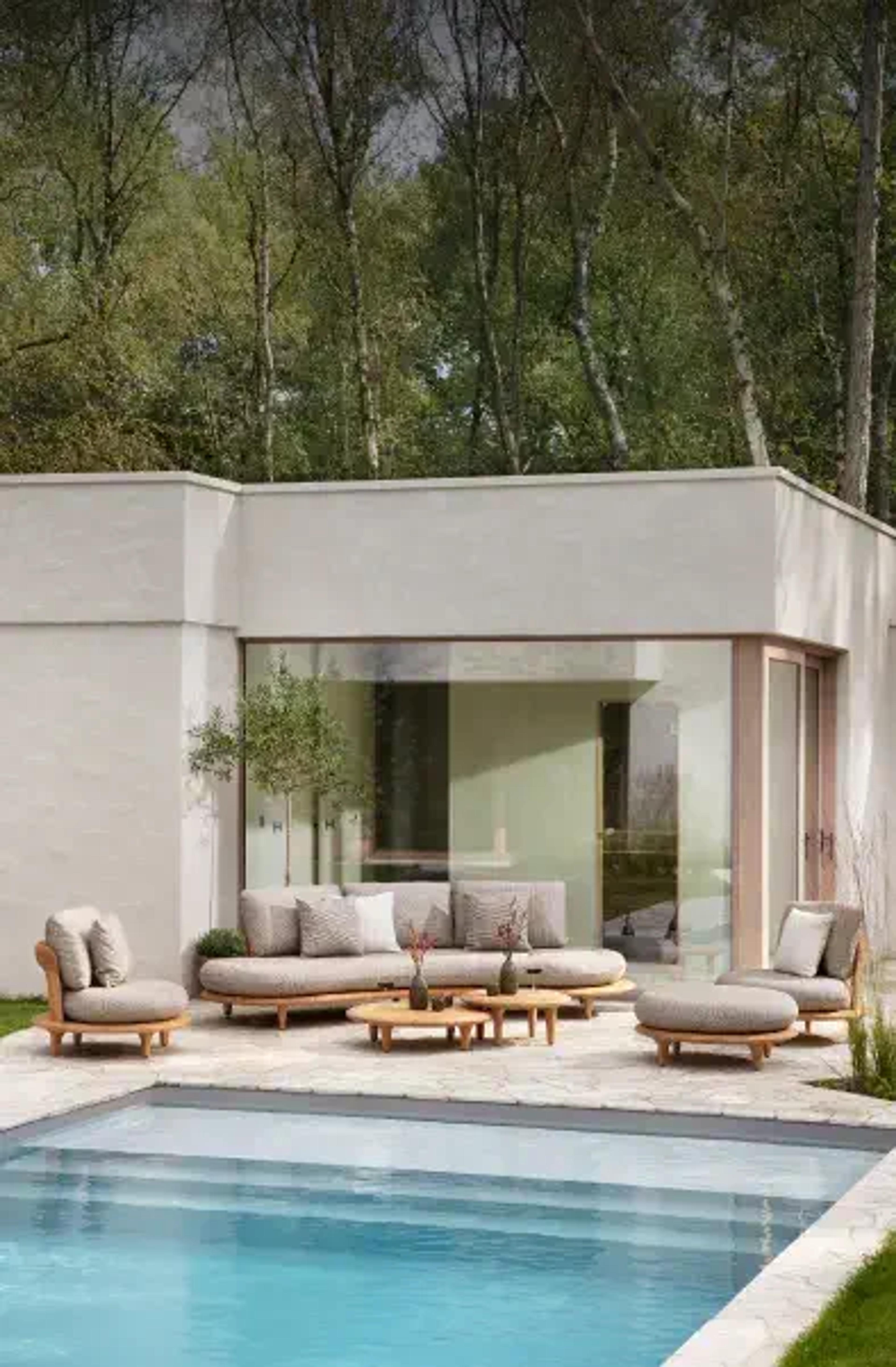 Beige loungeset met comfortabele kussens van Exterioo tuinmeubelen naast het zwembad