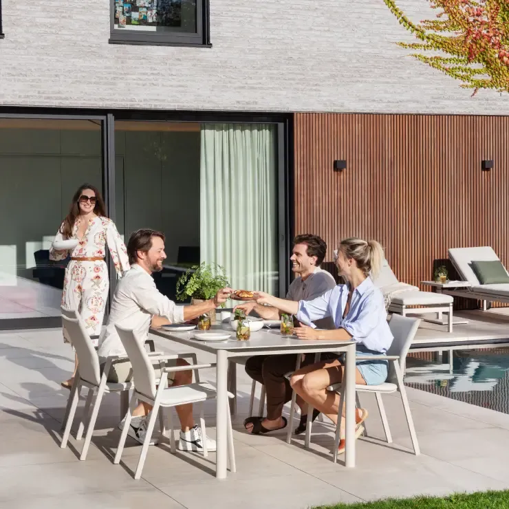 Zomers terras met tuintafel en stoelen van Bristol à la carte door Exterioo tuinmeubelen
