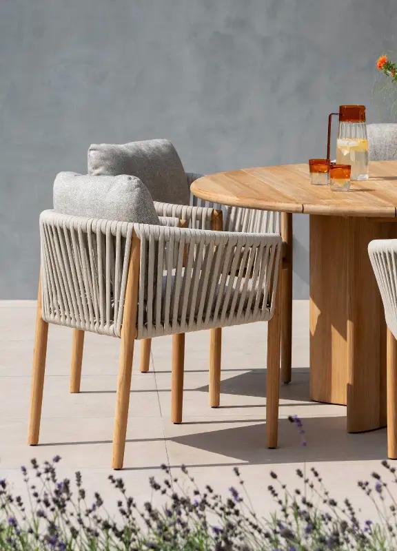 Une chaise de jardin des meubles de jardin Exterioo sur une terrasse ensoleillée
